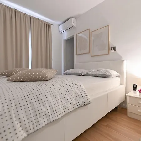 Apartman Near Center With Free Parking And Air Condition In Each *