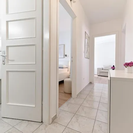 Apartman Near Center With Free Parking And Air Condition In Each