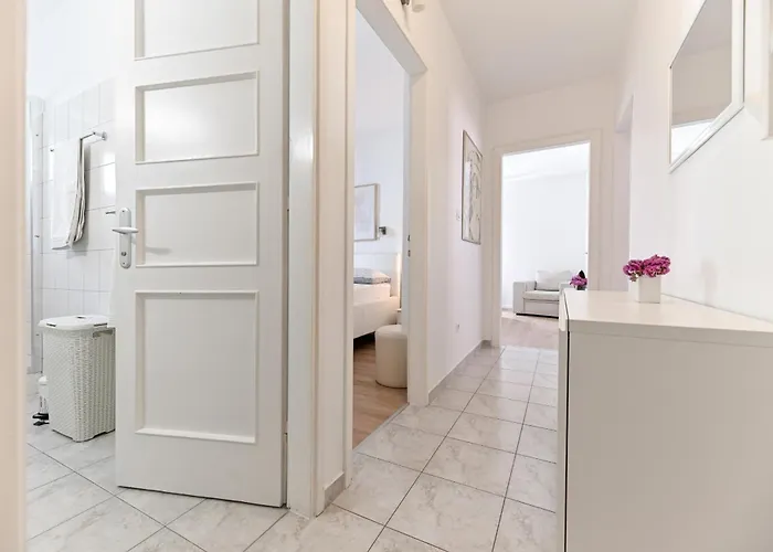 Apartmán Near Center With Free Parking And Air Condition In Each